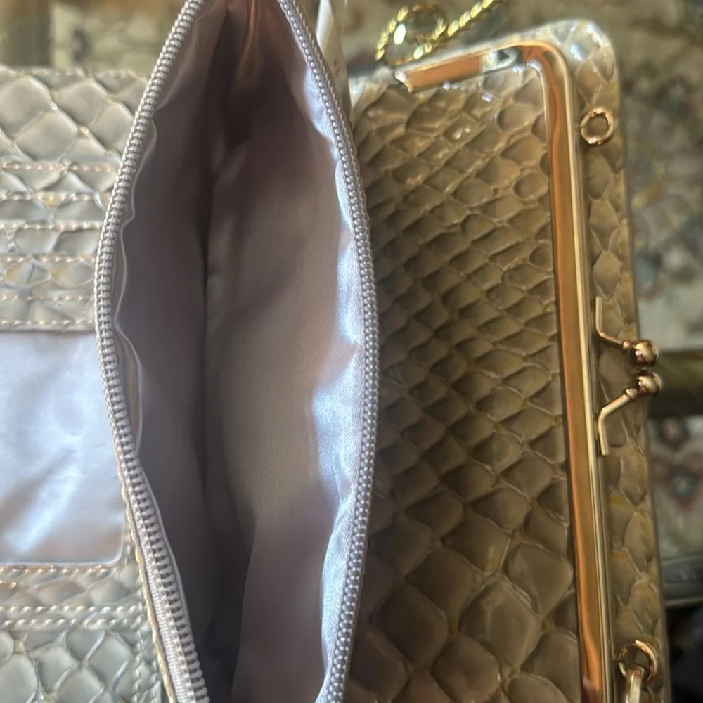 Wallet “NEW” with pyramid lock